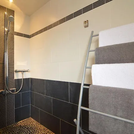 Quaint In With Jacuzzi *